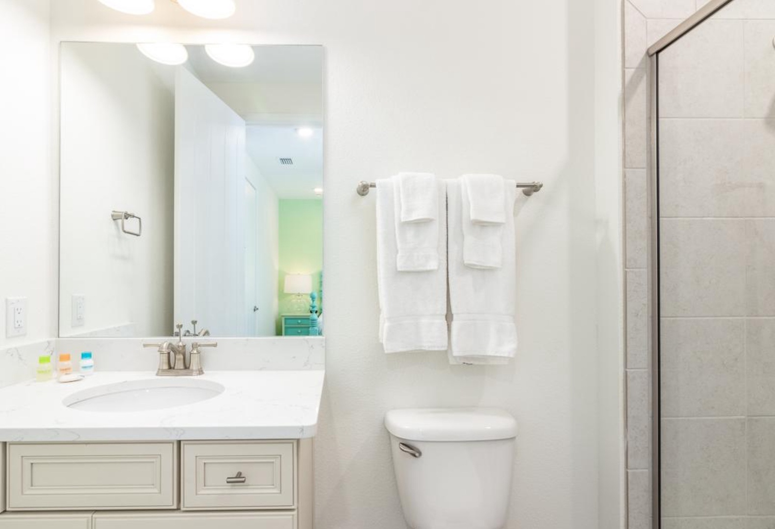 A single vanity & shower await in this ensuite bath