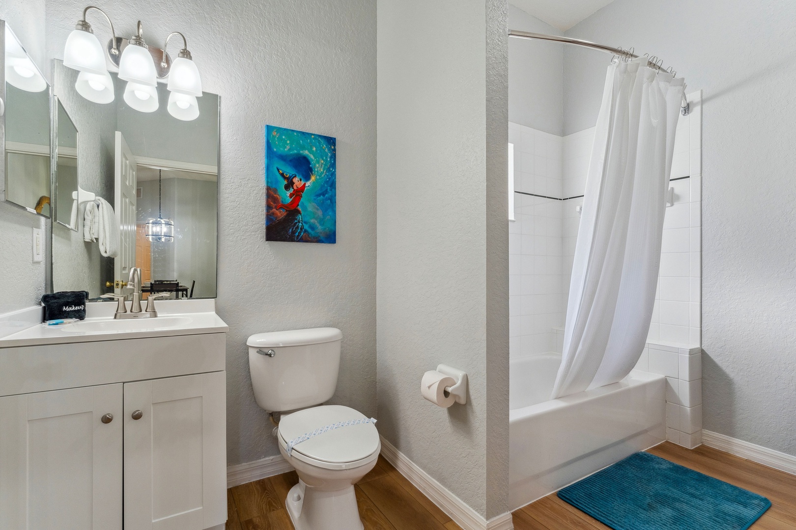 This ensuite features a single vanity and shower/tub combo