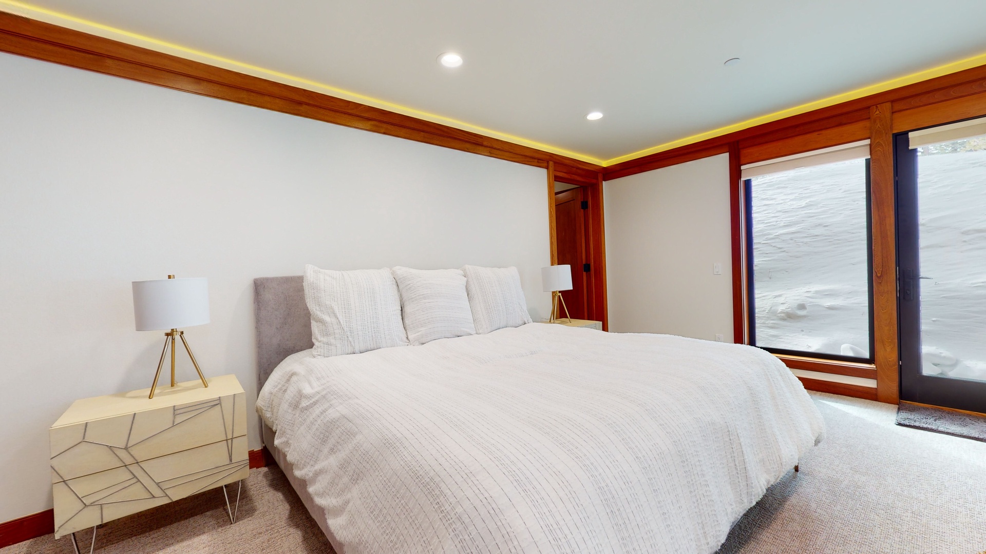 Bedroom 1 with King bed and private en-suite (1st floor)