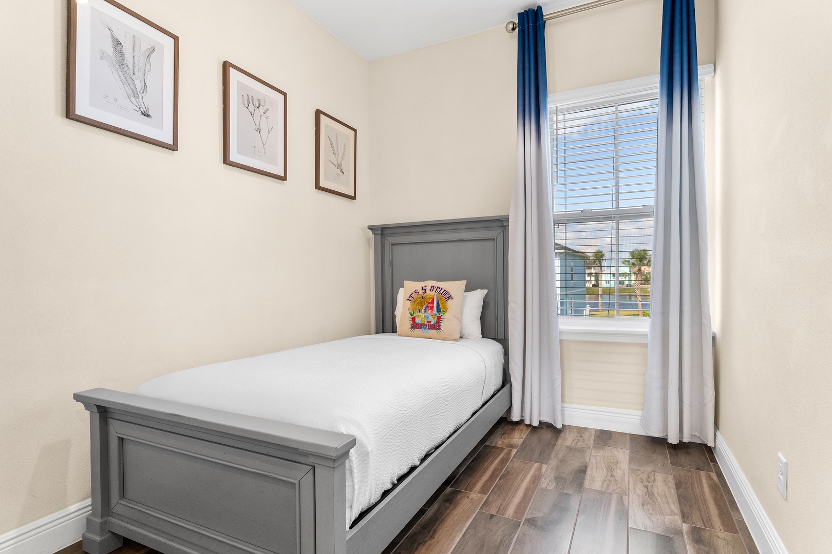 Bedroom 3 with twin bed and Smart & cable TV