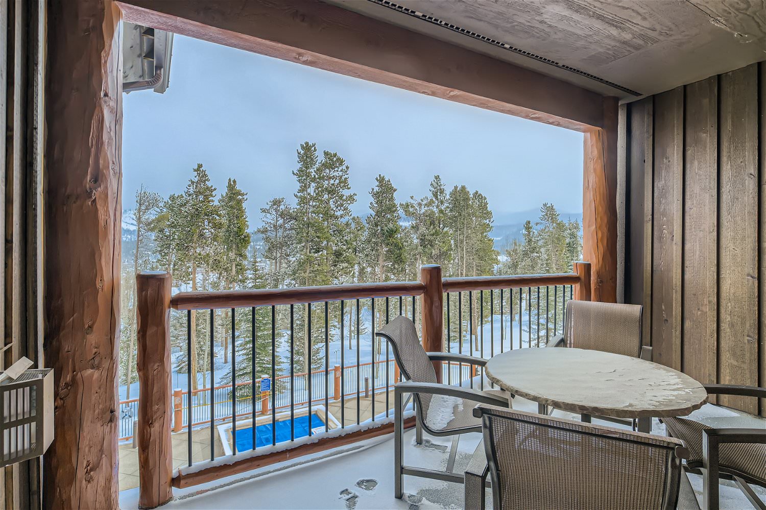 Balcony with outdoor dining and seating for 4