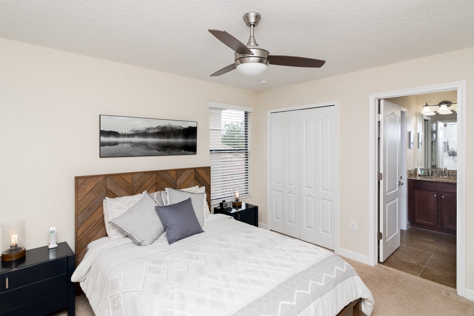 Bedroom 5 with Queen bed, Smart TV, private en-suite (2nd floor)