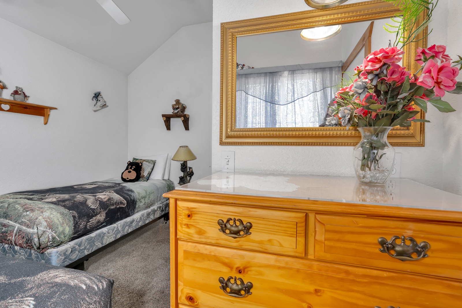 Bedroom 2 with Queen bed & Twin bed