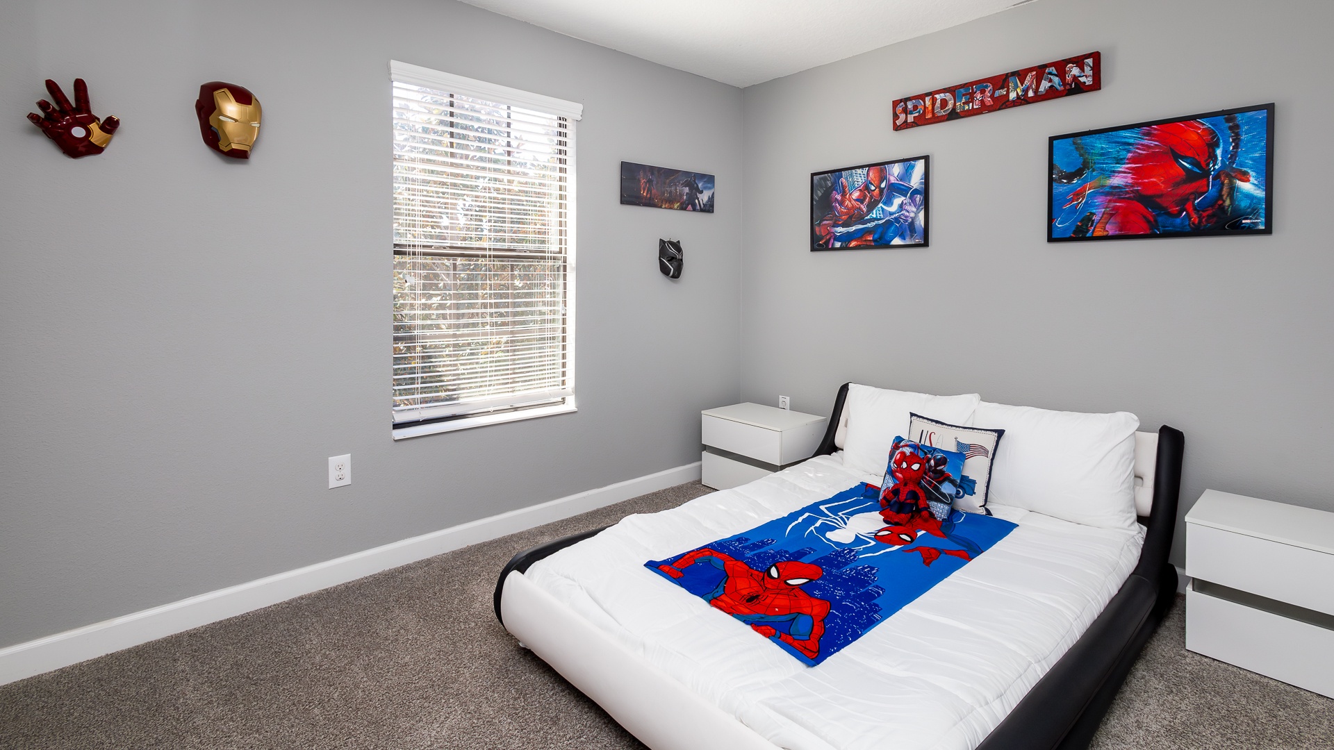 Sleep like a superhero in this vibrant Marvel deco bedroom with a full-size bed!