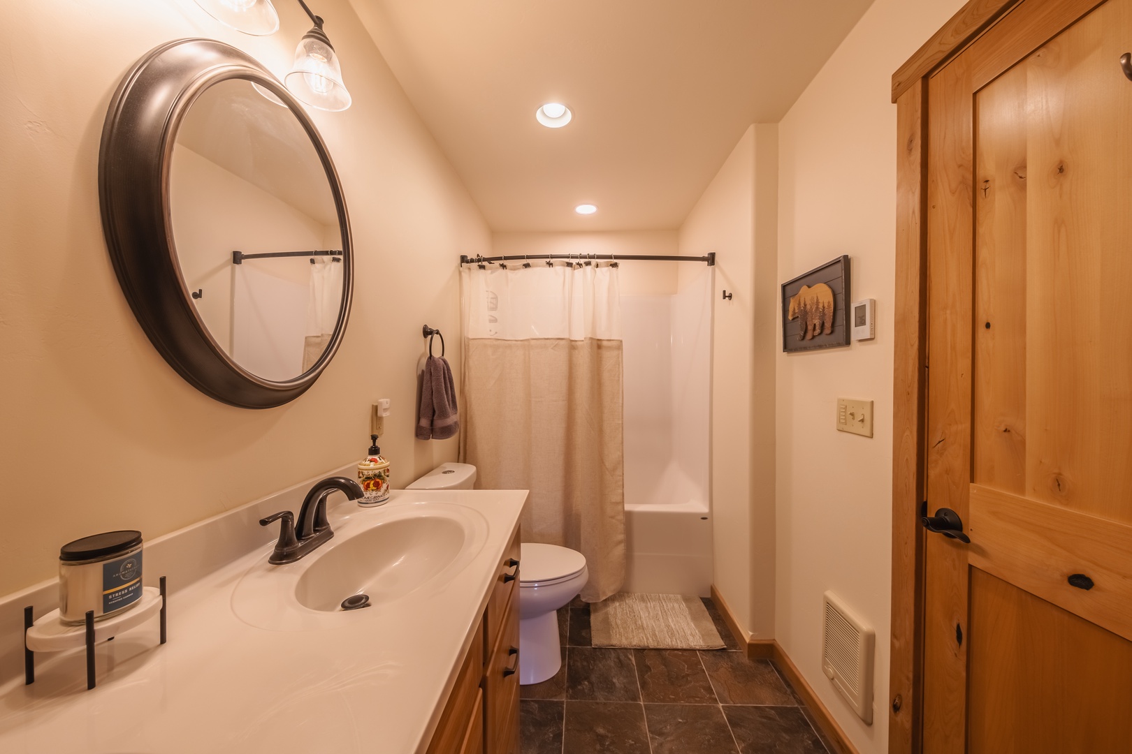 Shared ensuite bathroom with shower/tub combo