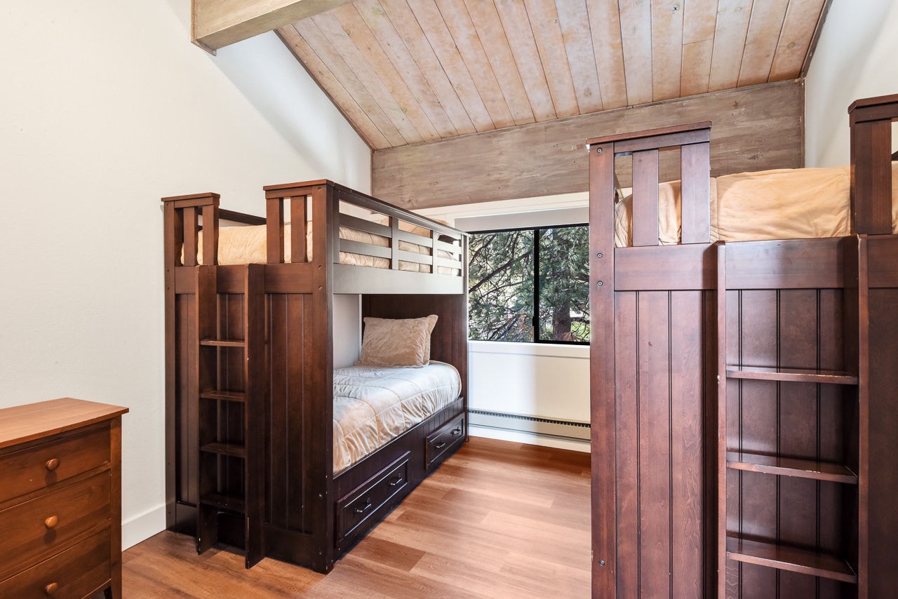3rd bedroom: Twin bunkbeds, great for the kids