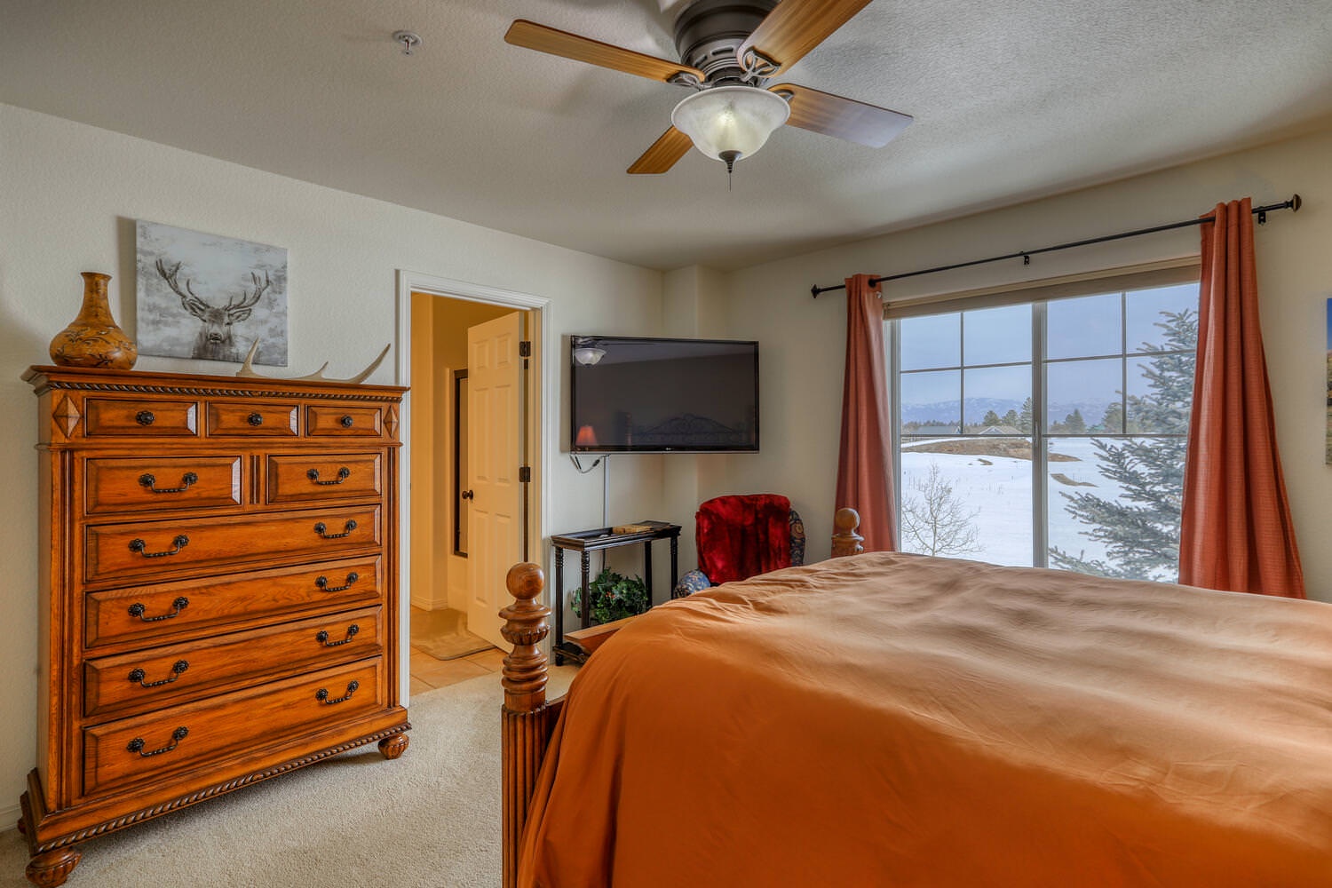 Master Bedroom with large Ensuite and Plenty of Drawer Space