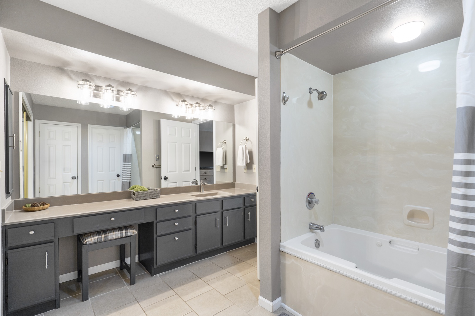 Ensuite bathroom 1 with shower/tub combo