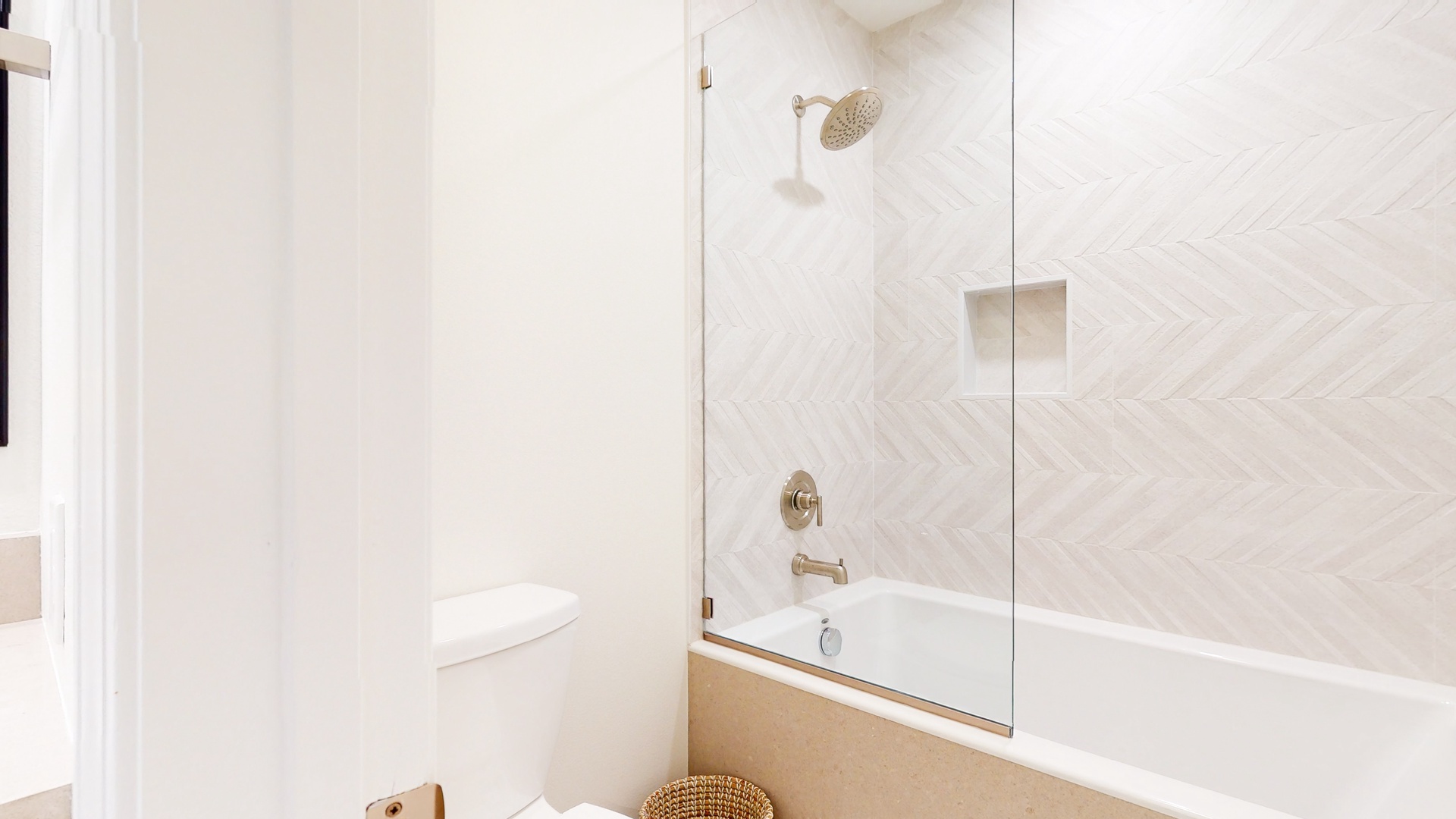 Bathroom 2: En-suite with shower/tub combo (2nd floor)