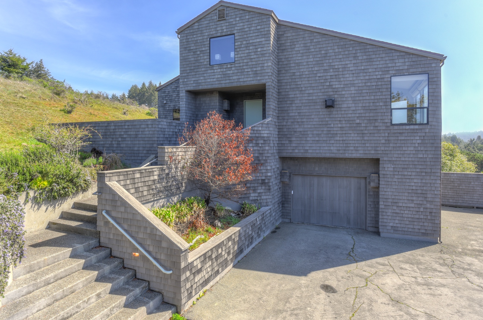 1 garage & 2 driveway parking spots