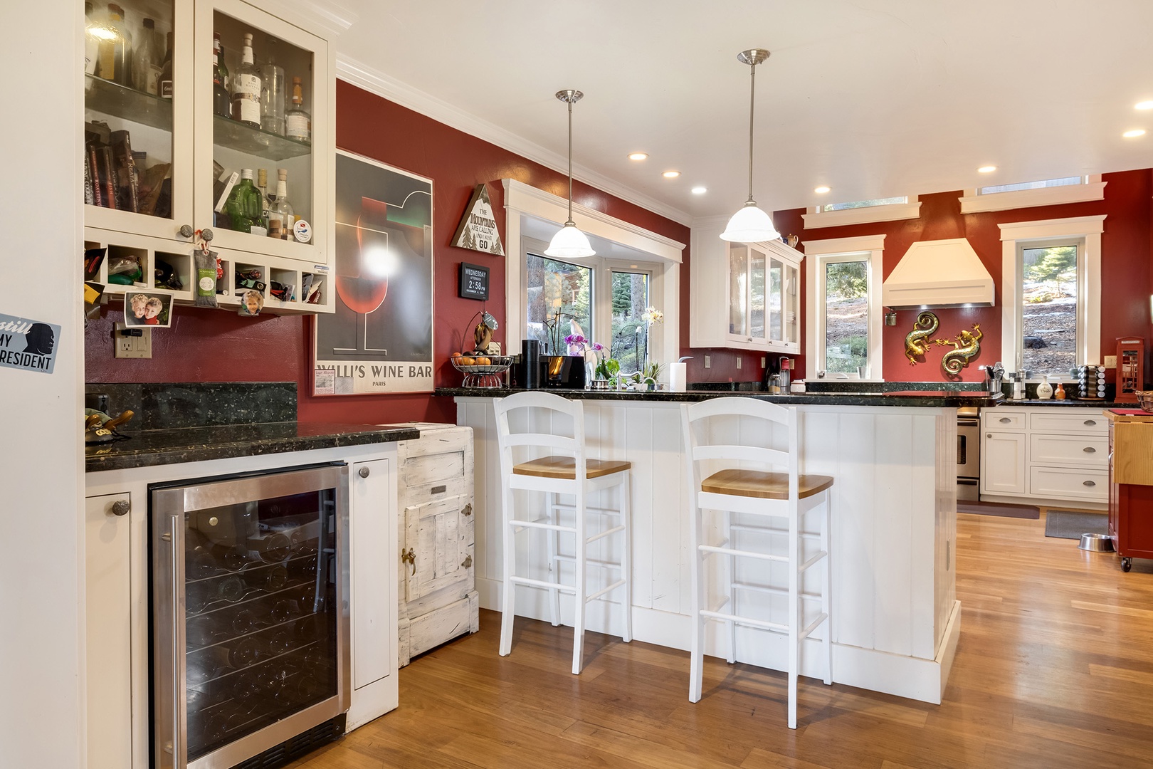 Sip morning coffee or grab a bite at the kitchen counter, with space for 2