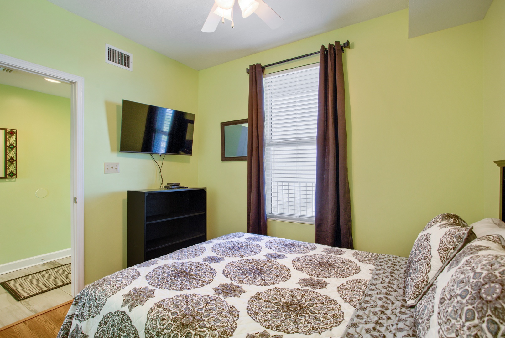 Queen Bedroom with Ceiling Fan & Smart TV