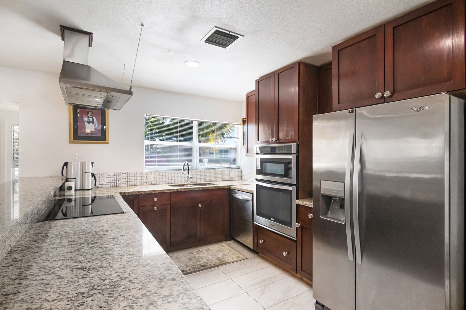 Wraparound counters in the fully equipped kitchen