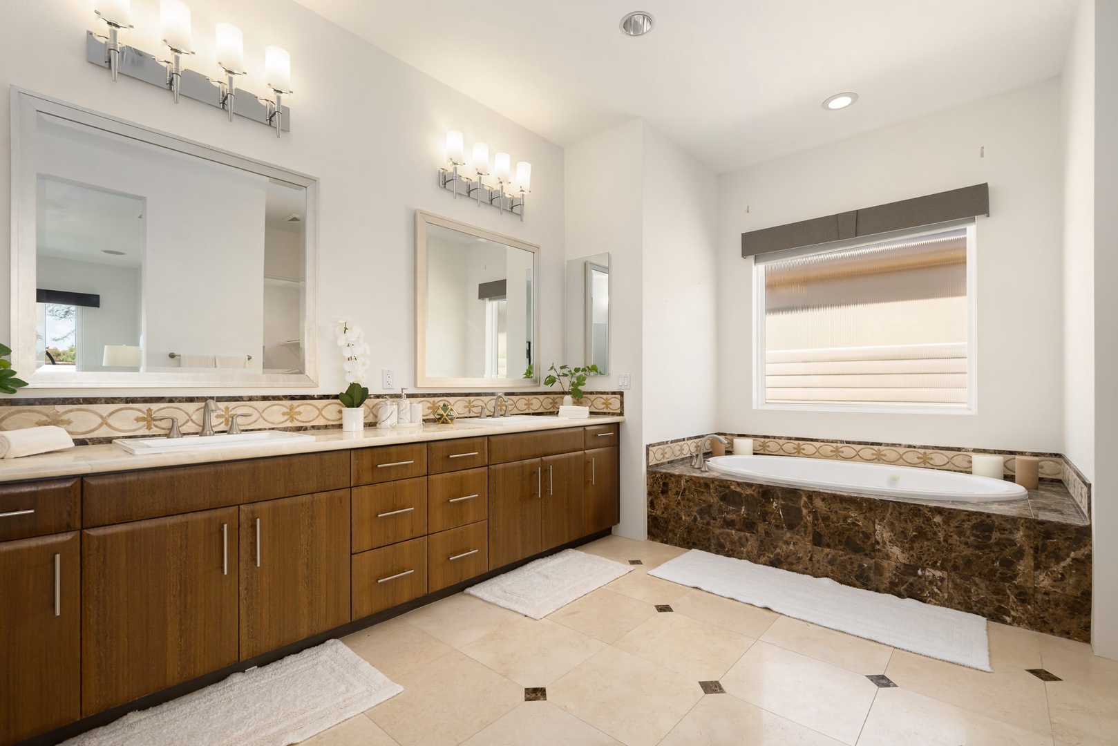 Bathroom #2 Shower and Tub En-Suite To Bedroom #1