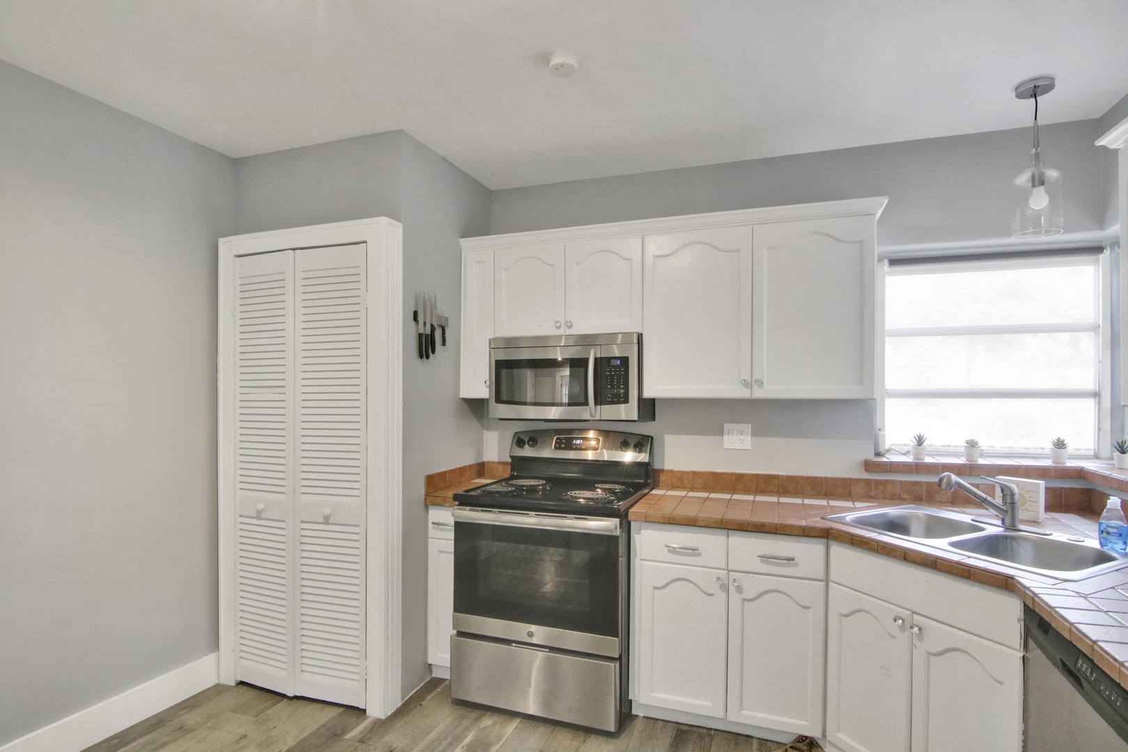 The cozy kitchen offers ample space & all the comforts of home