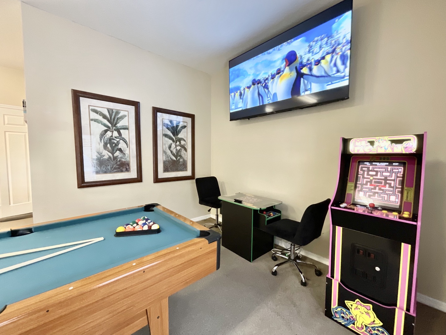 Game night haven: Pool table, futon & 80in tv & 2 Arcade machines