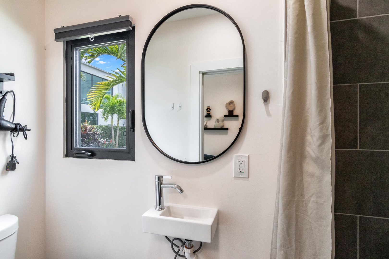 Cottage: Bathroom with stand-up shower