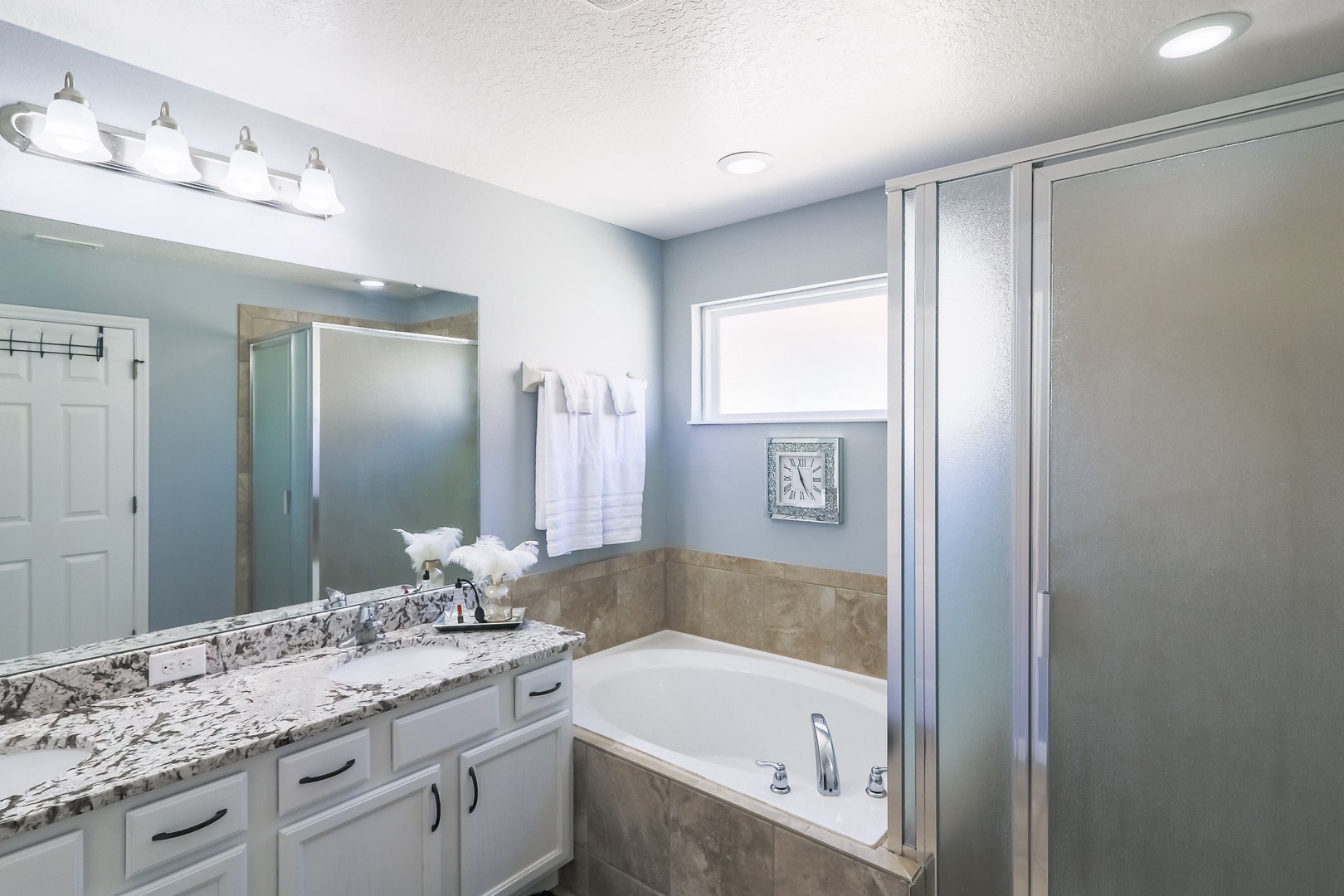 Bathroom 5 en-suite Cruella with separate shower & tub (2nd floor)