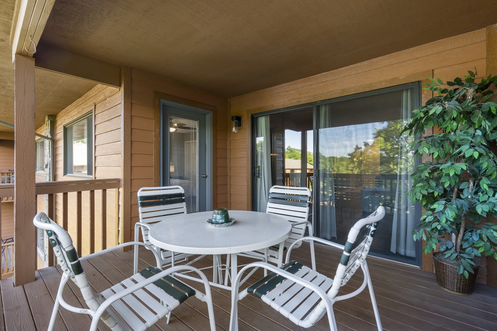 balcony with seating for 4