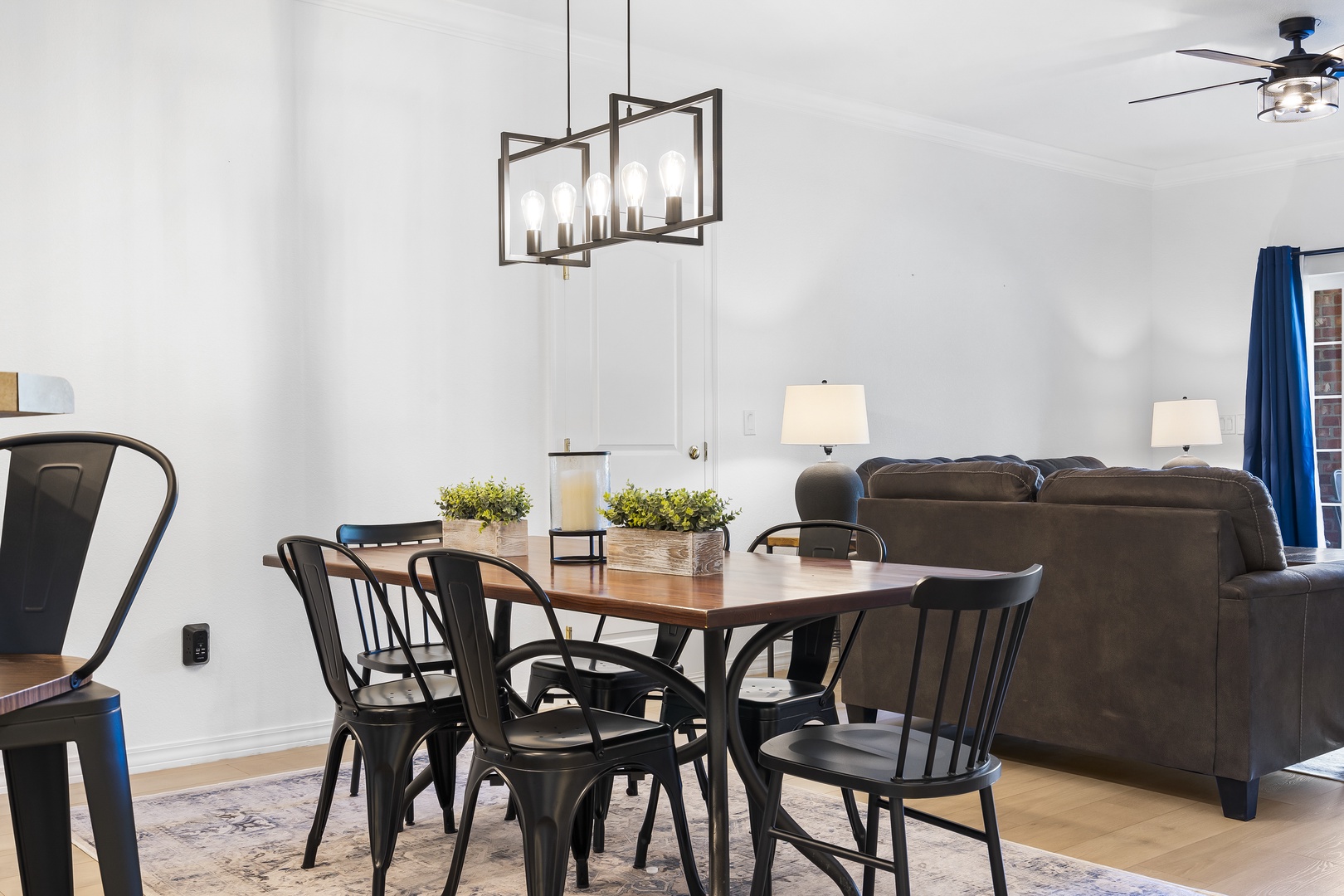 Peaceful dining room seating for 6
