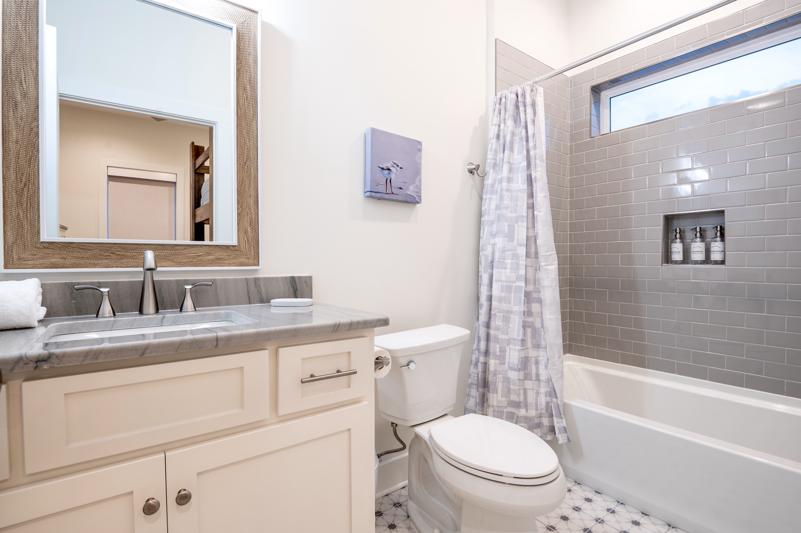 Bathroom 6 en-suite with shower/tub combo
