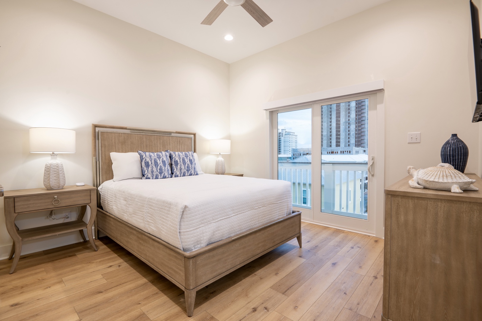 4th floor - Bedroom 7 with Queen bed, Smart TV, balcony, and en-suite