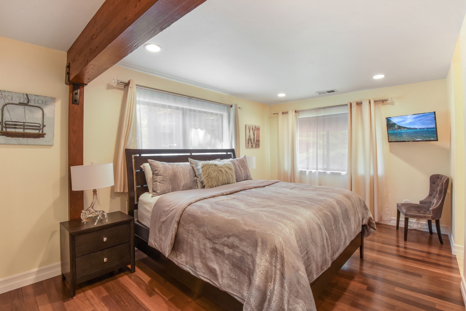 Main bedroom: King bed with Smart TV and en suite bathroom (2nd floor)