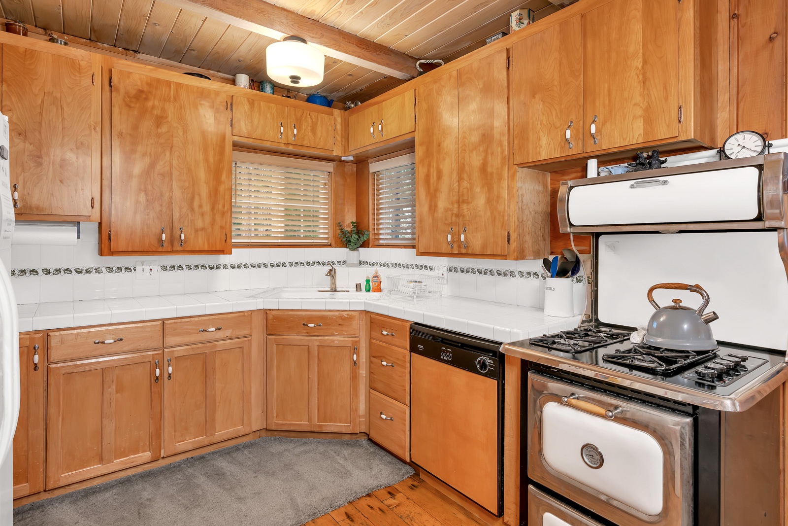 Fully furnished and equipped kitchen