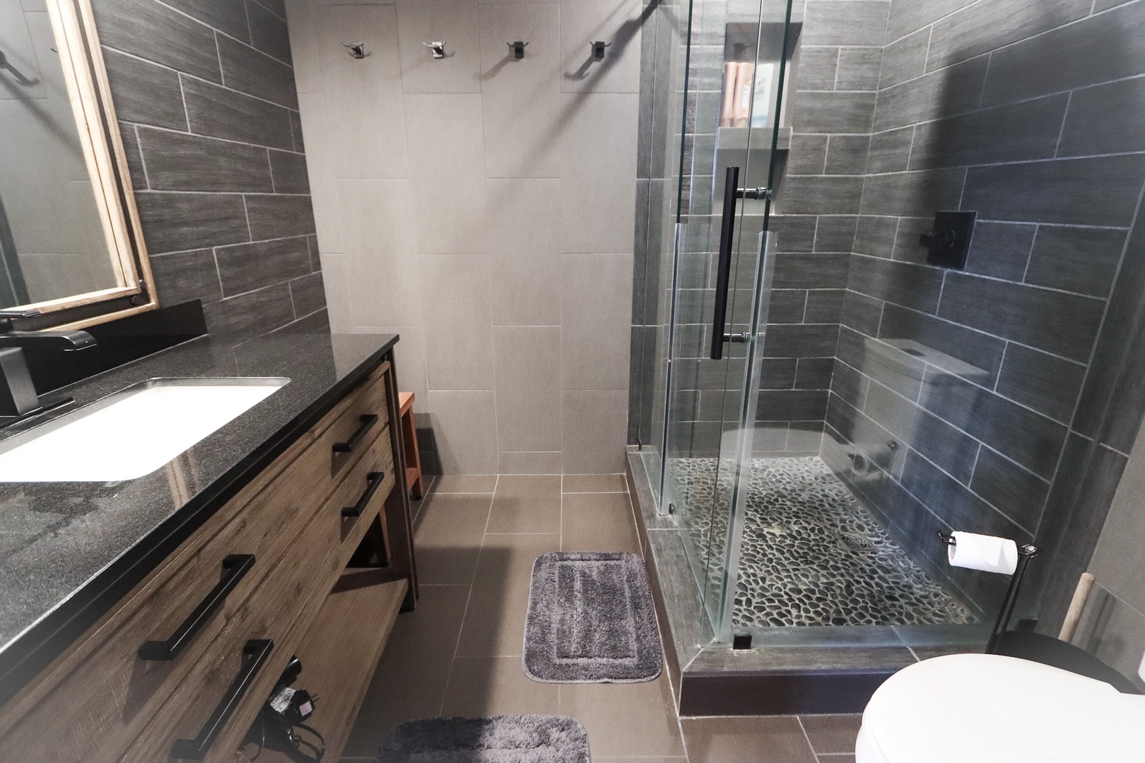 Ensuite bathroom with stand-up shower