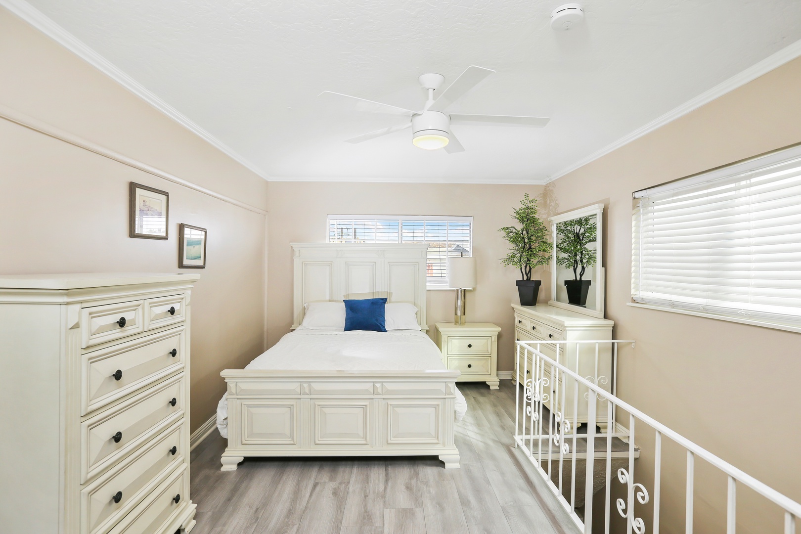 2nd bedroom: Queen bed