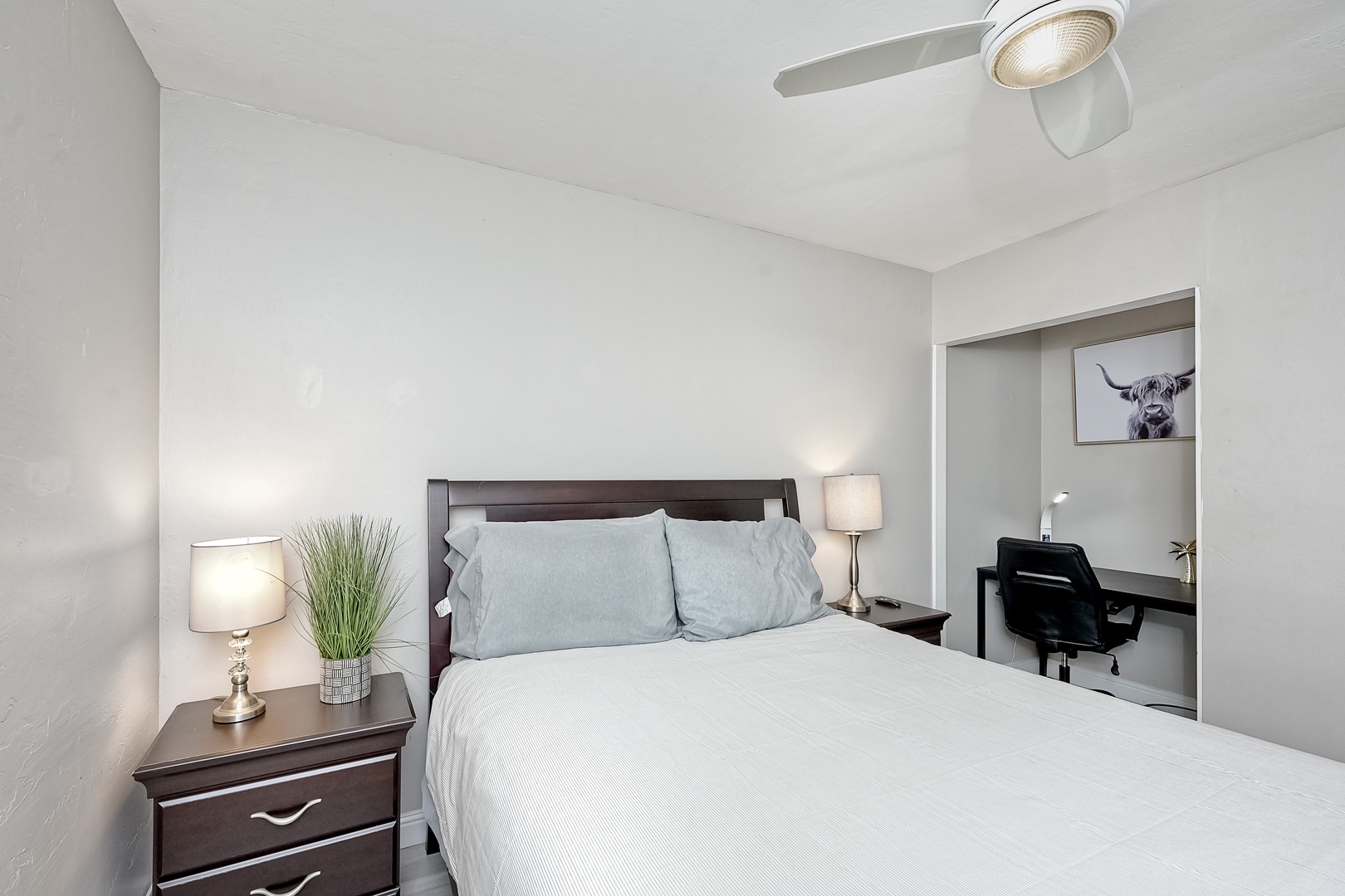 Unwind in this peaceful room complete with queen bed & workspace area