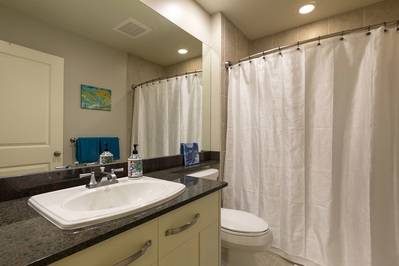 Bathroom 2 en-suite with shower/tub combo (2nd floor)