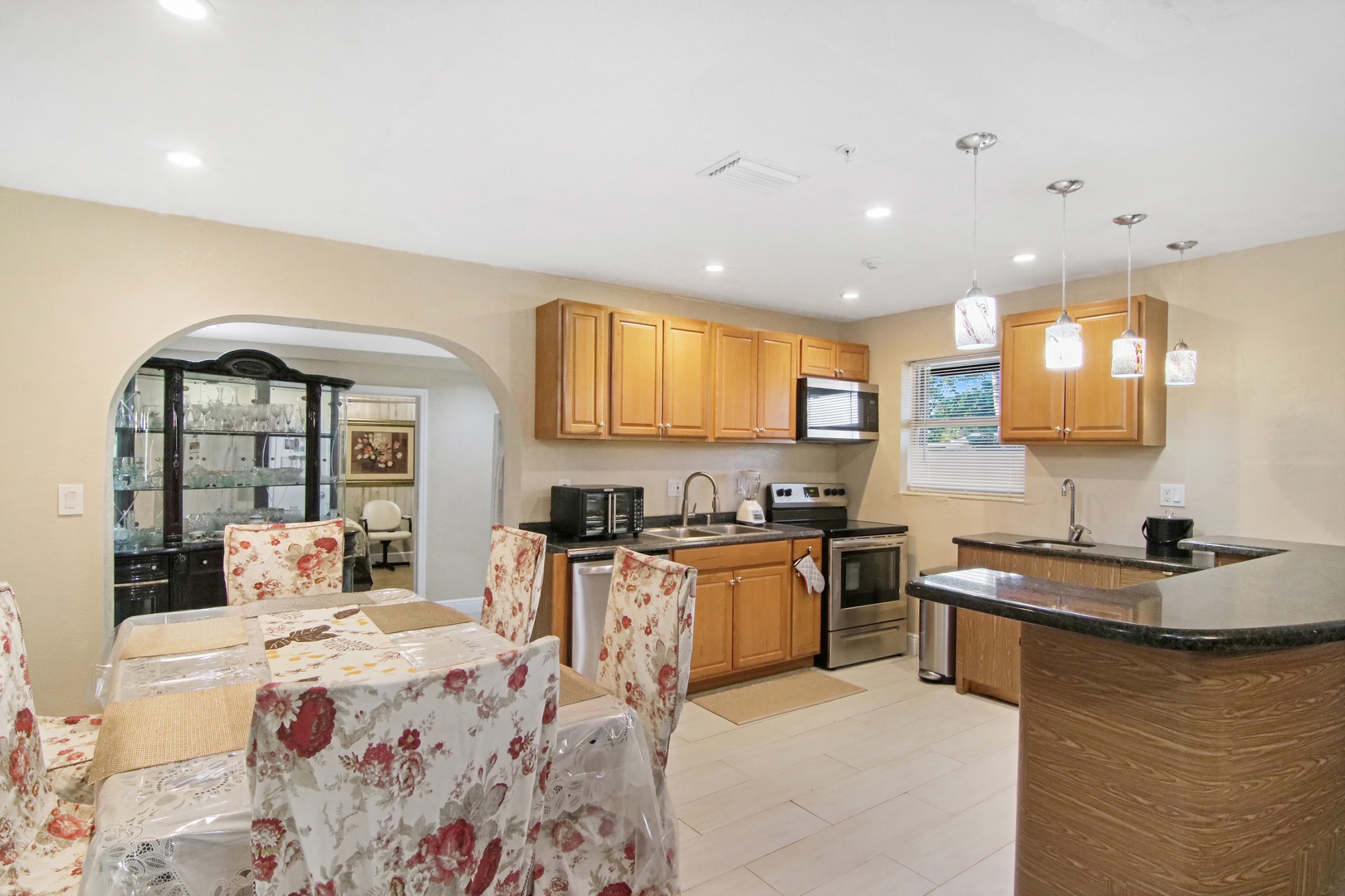 Dining and fully equipped kitchen