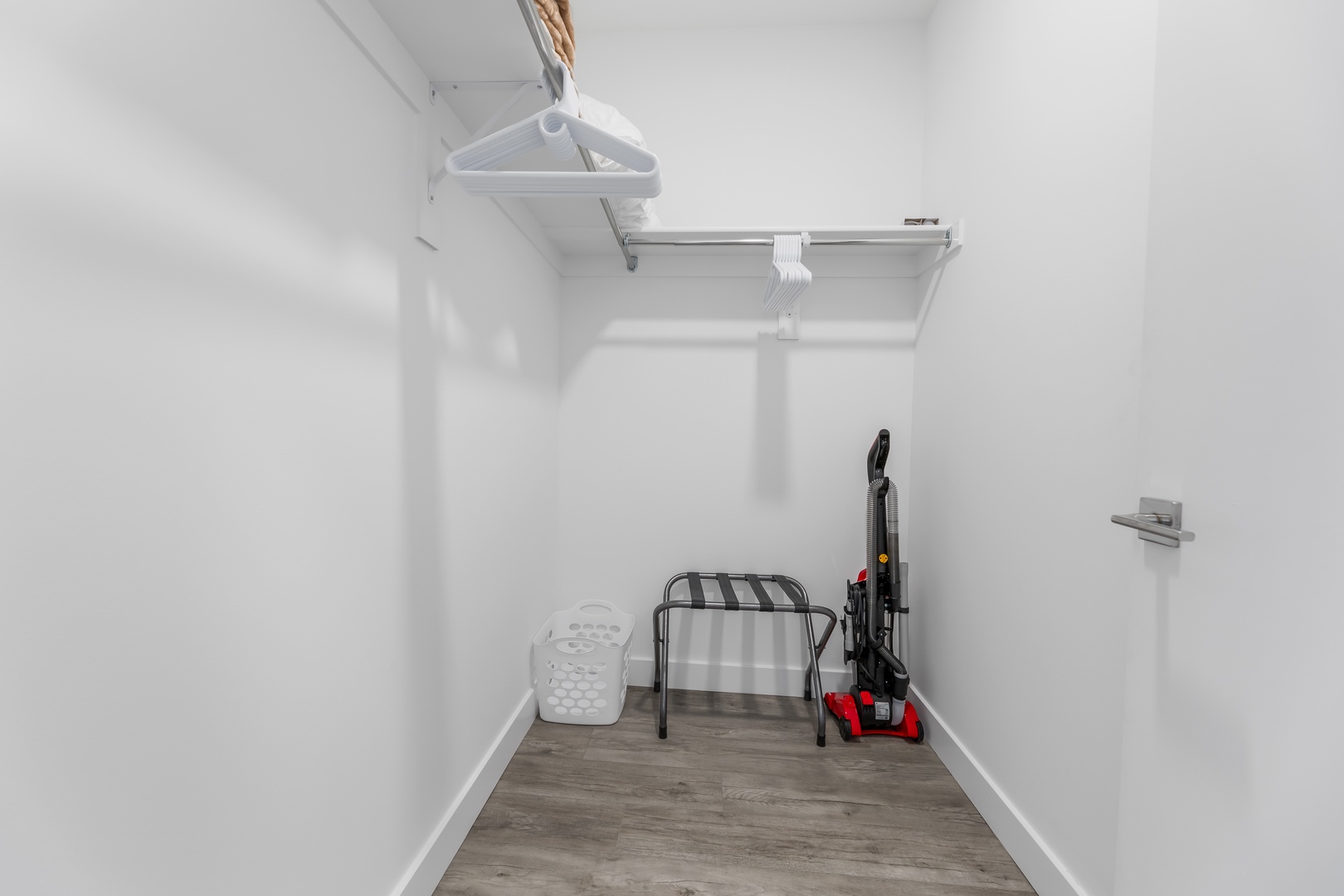 Keep clothes & bags neatly tucked away in the walk-in closet