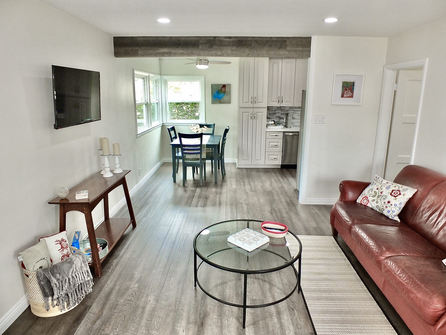 Bright living area with Smart TV and leather seating