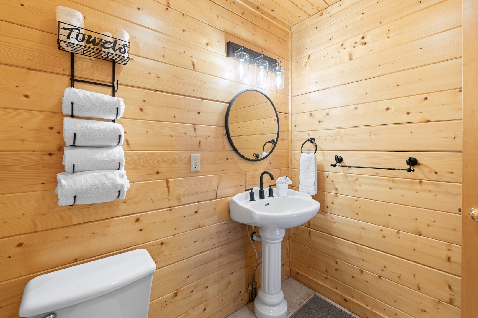 Bathroom 1 en-suite with jetted tub & walk-in shower