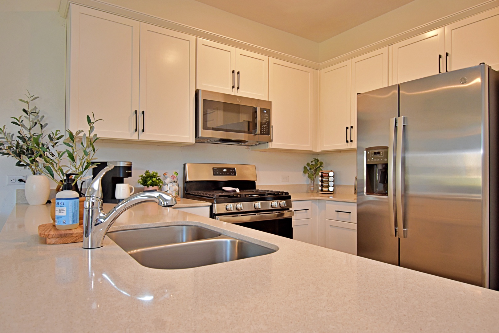 Large countertops to give you all the space for prepping