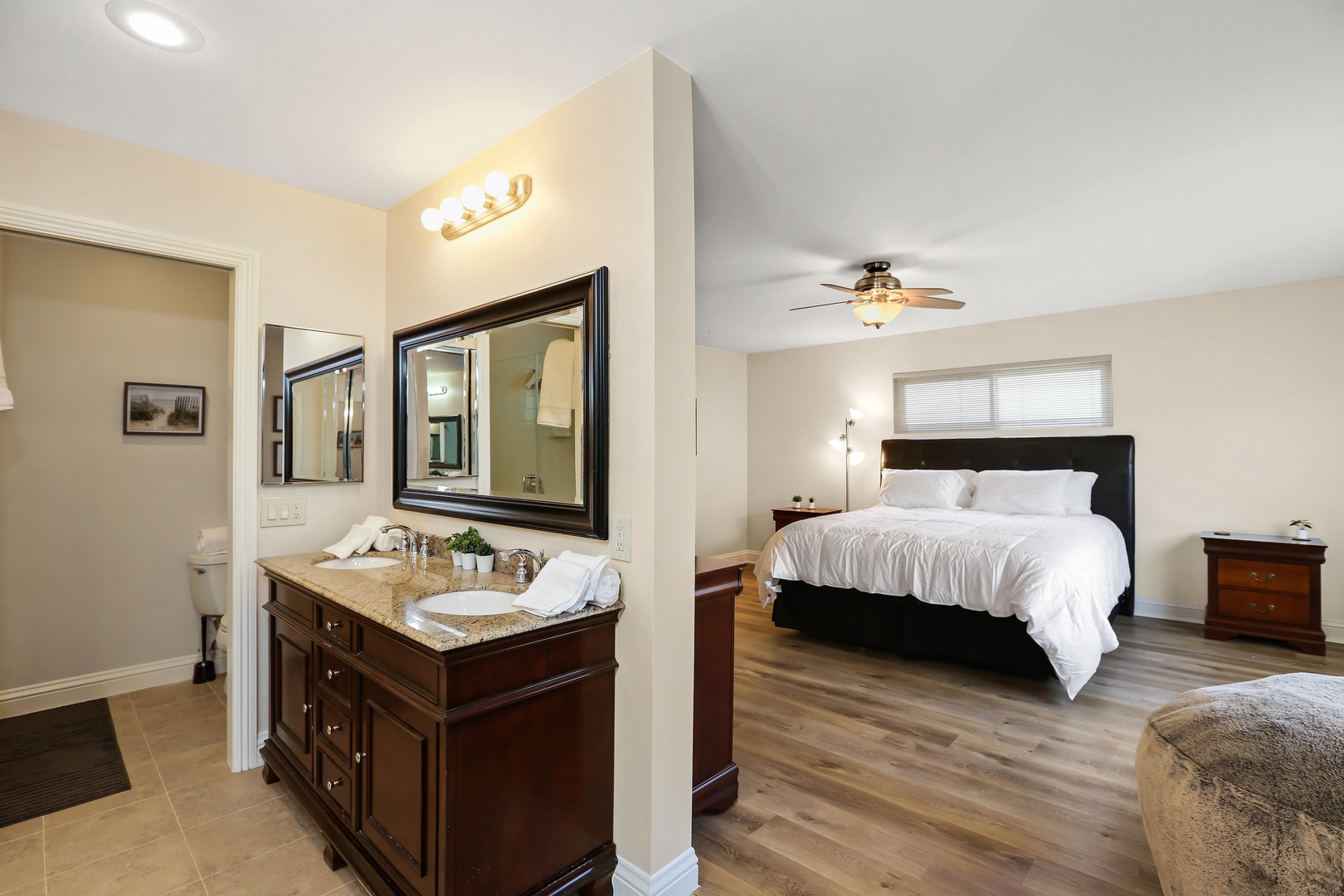 Main bedroom: King bed with Smart TV, en suite bathroom (2nd floor)