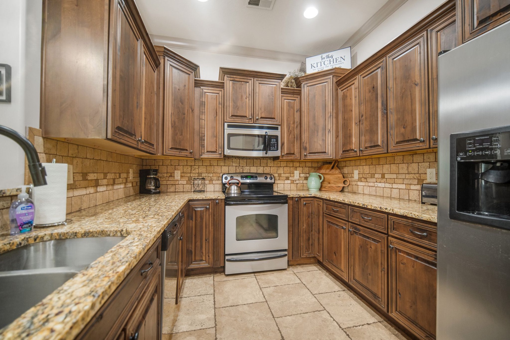 Fully furnished and equipped kitchen with bar seating