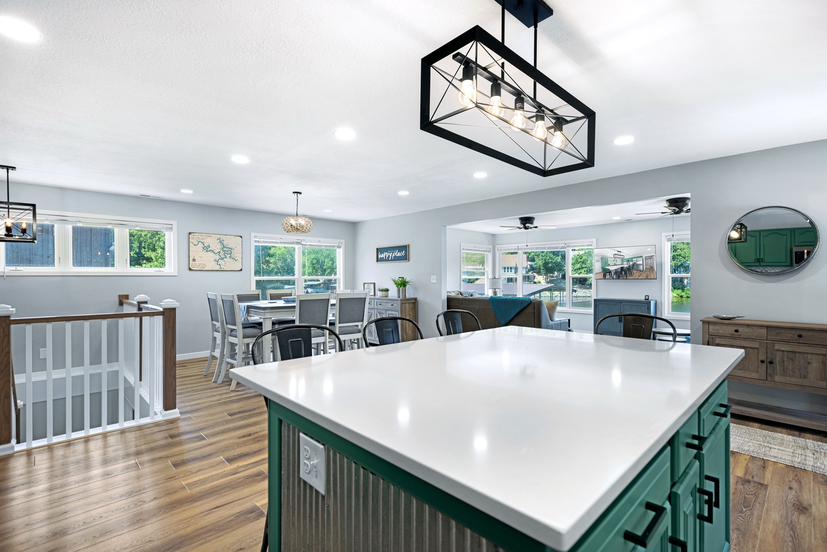 Fully equipped kitchen with counter seating