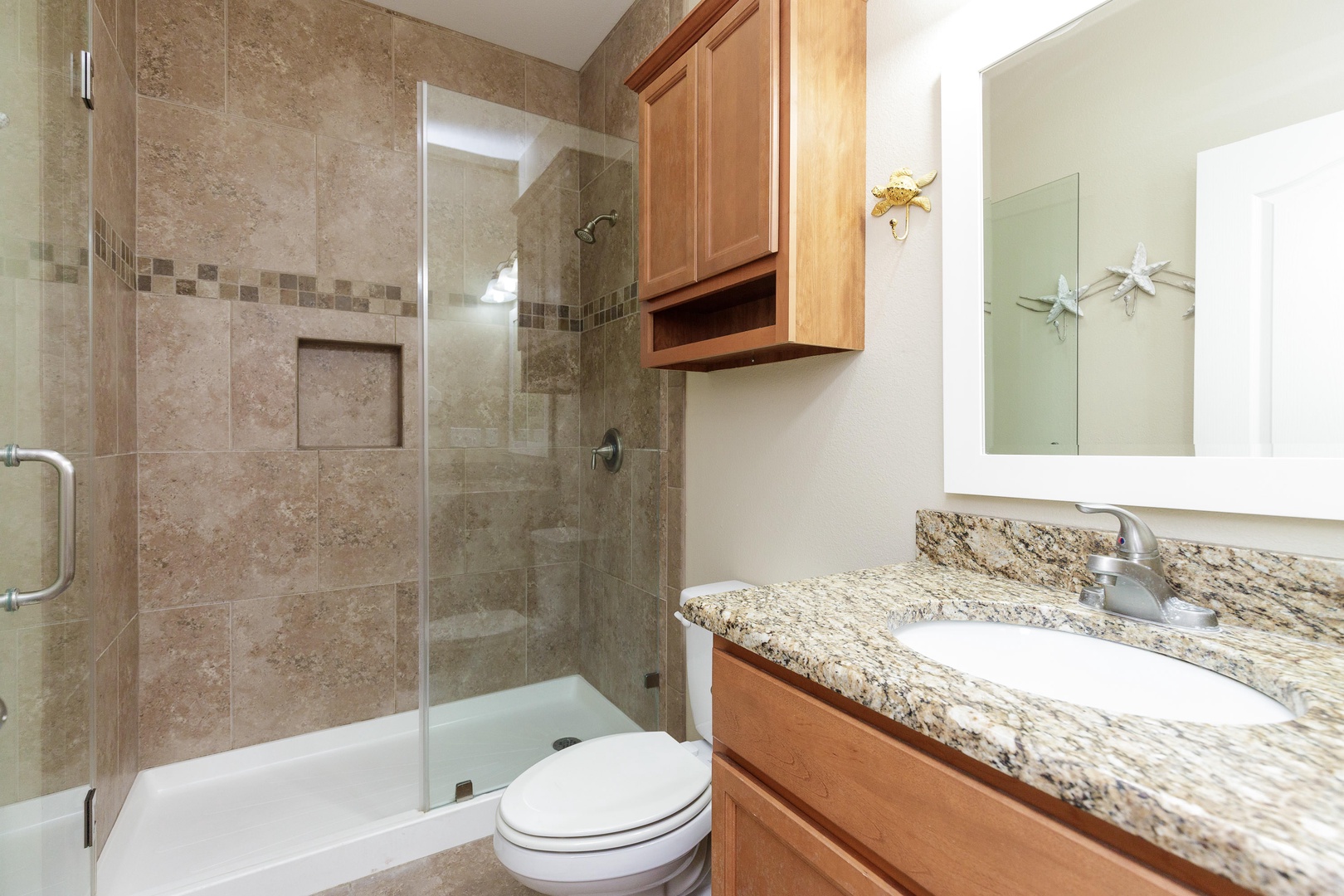 Shared bathroom 1 with shower/tub combo