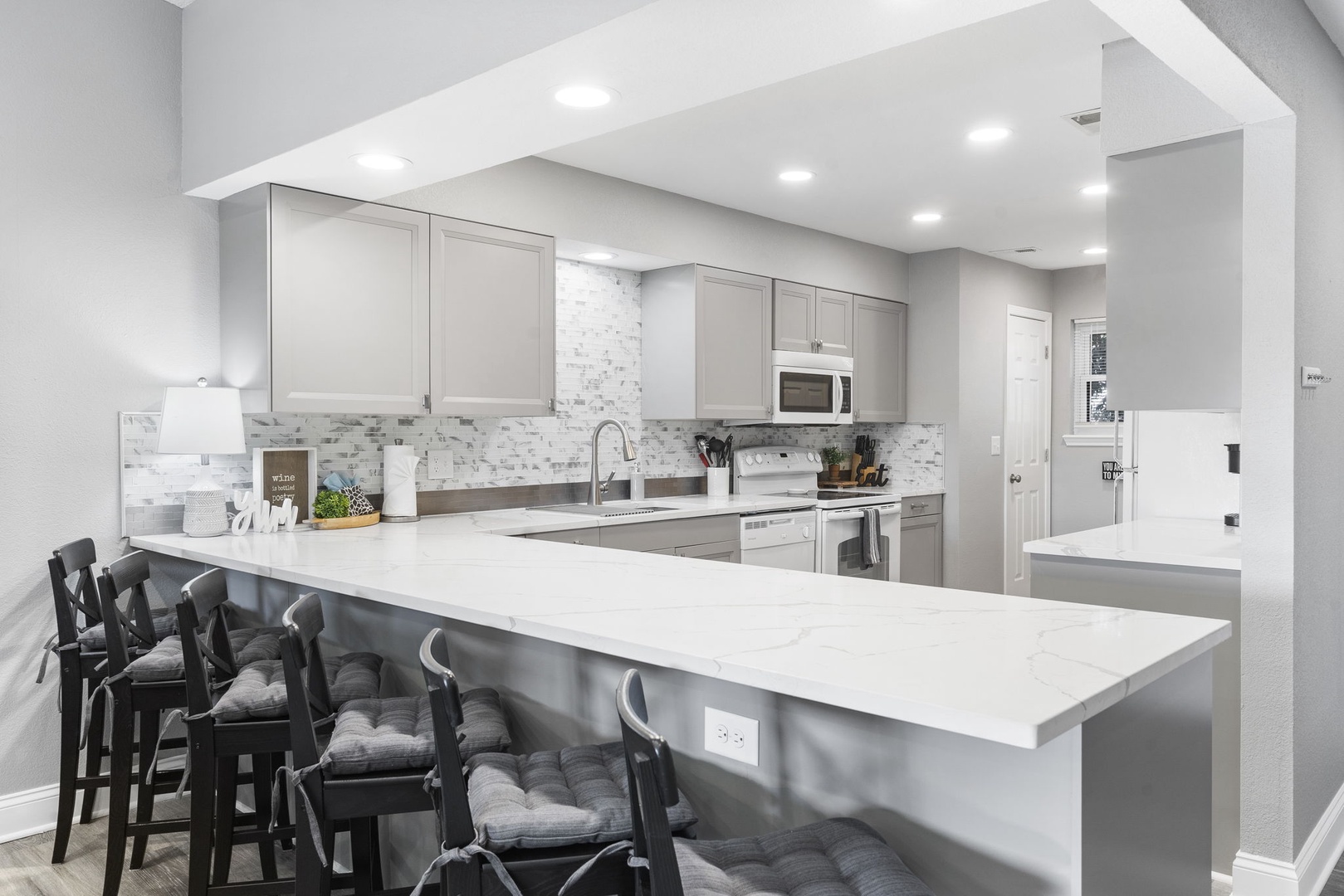 Sip morning coffee or grab a bite at the kitchen counter, with room for 6