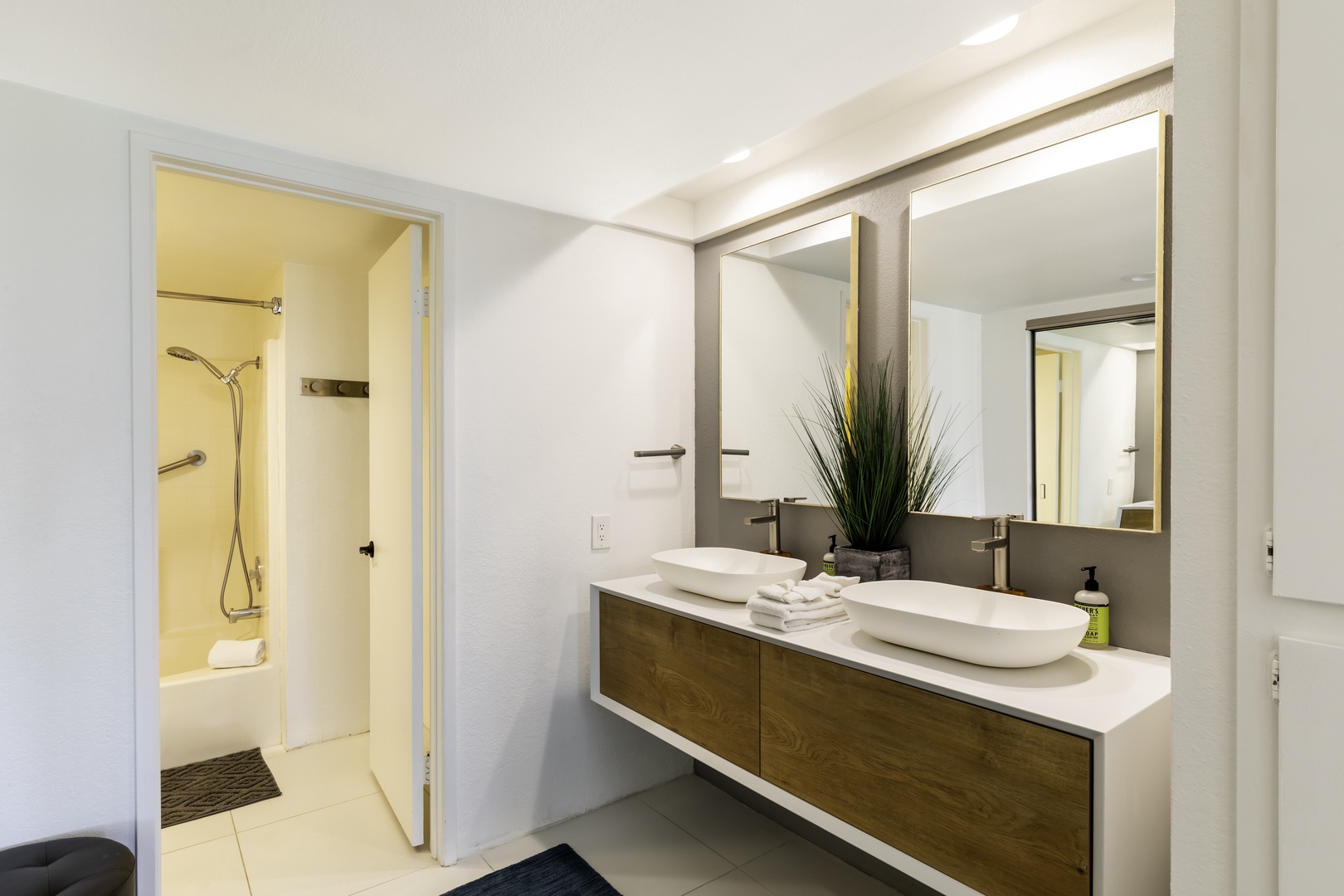 Bathroom 1 en-suite with dual sinks, and shower/tub combo