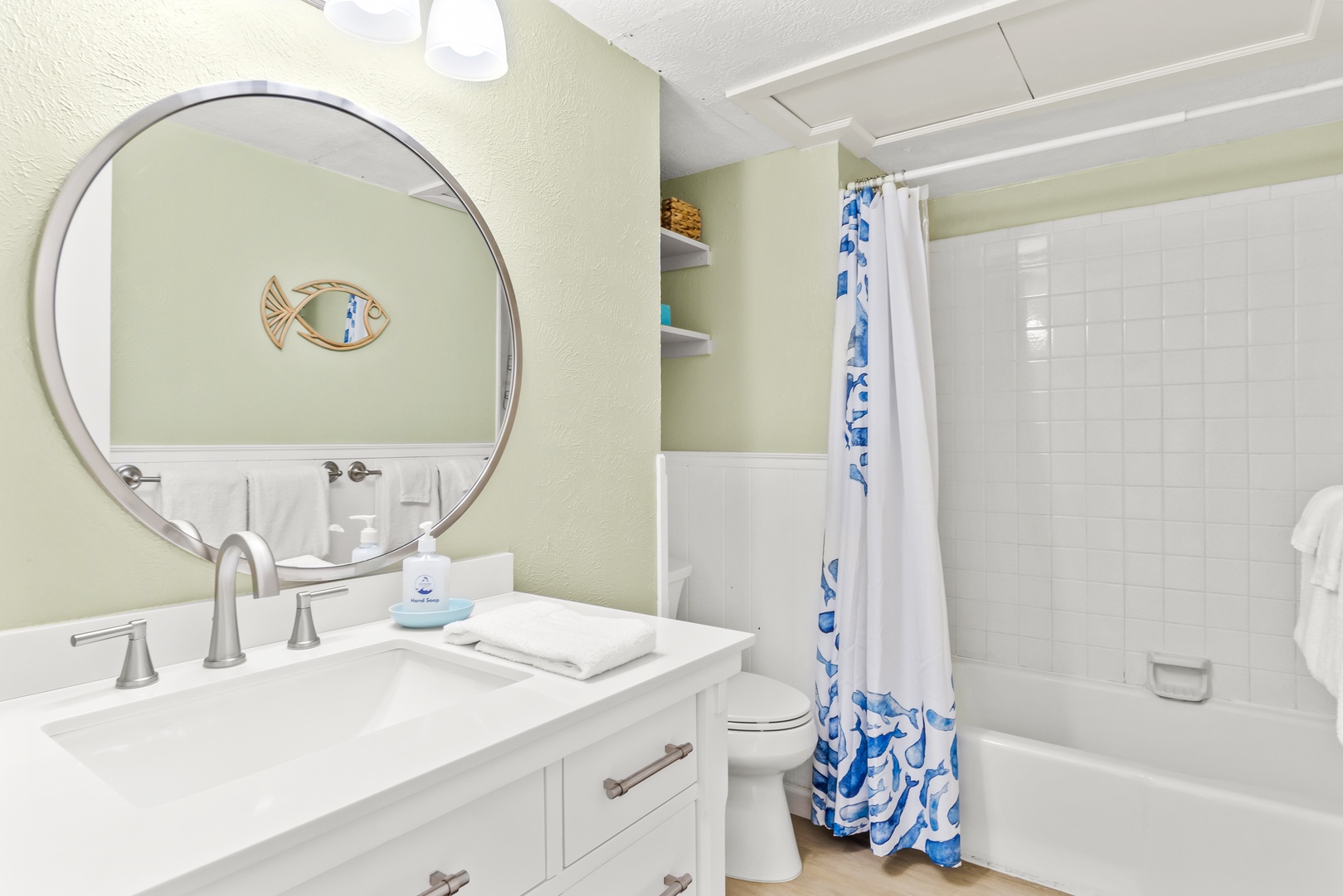 Shared bathroom 2 with shower/tub combo