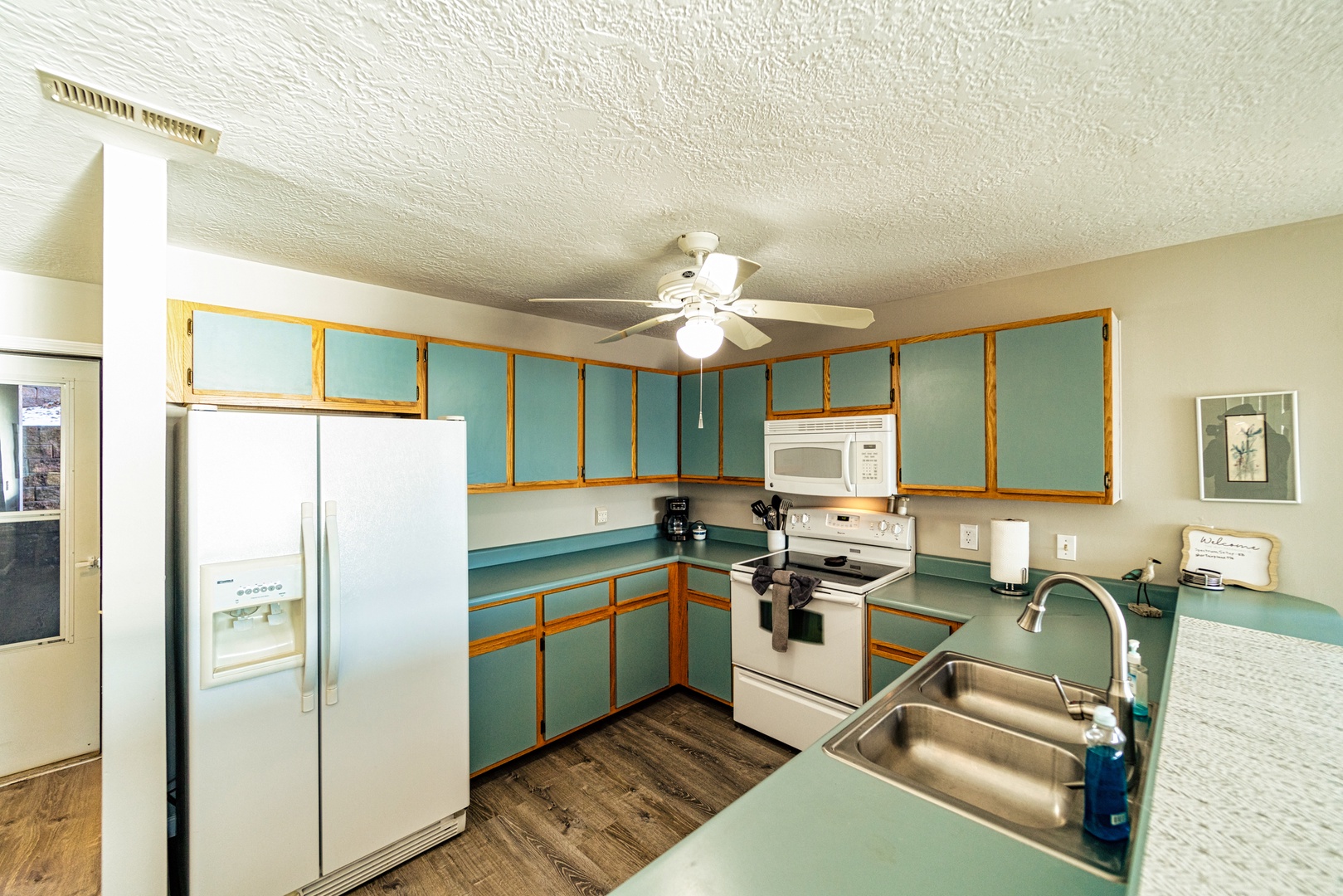 This quaint kitchen offers ample space & all the comforts of home?