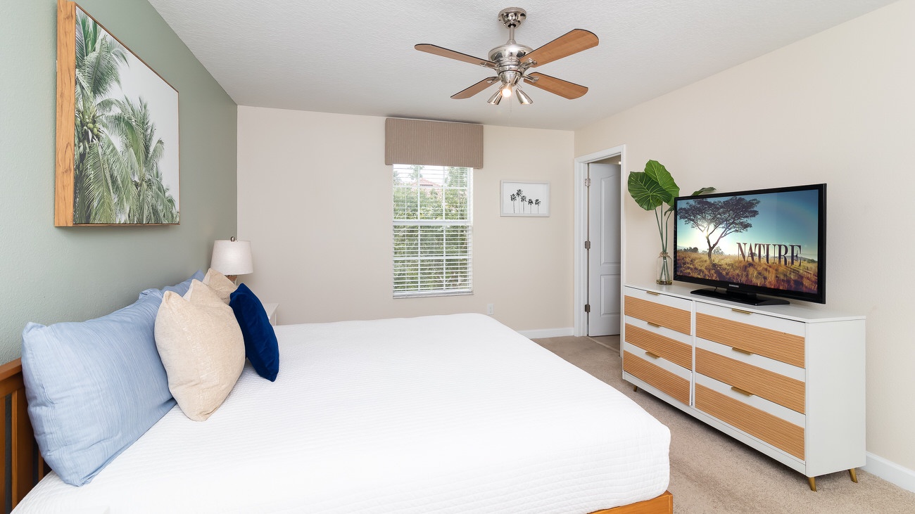 Bedroom 4 with King bed, TV, and en-suite (2nd floor)