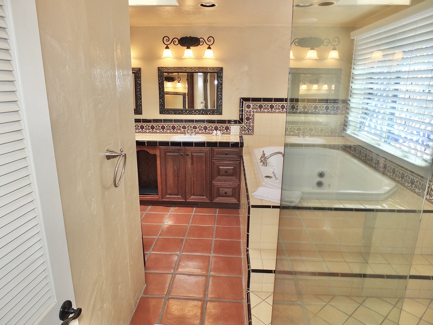 Soak the day away in the 2nd floor king en suite, with double vanity, jacuzzi tub, and glass shower
