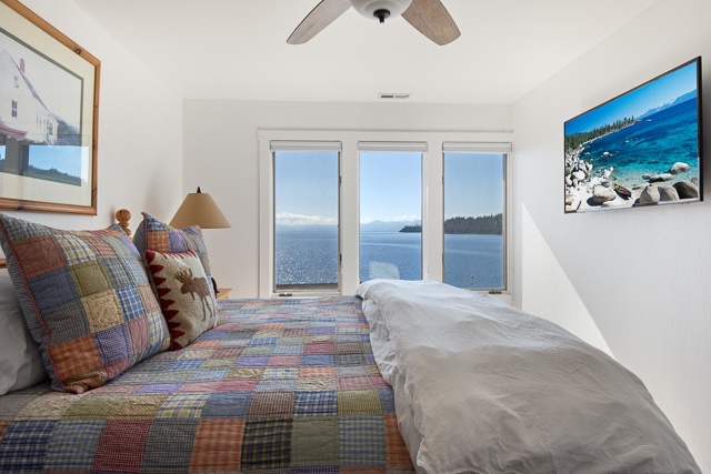 2nd bedroom: King bed with lake view and Smart TV (3rd floor)