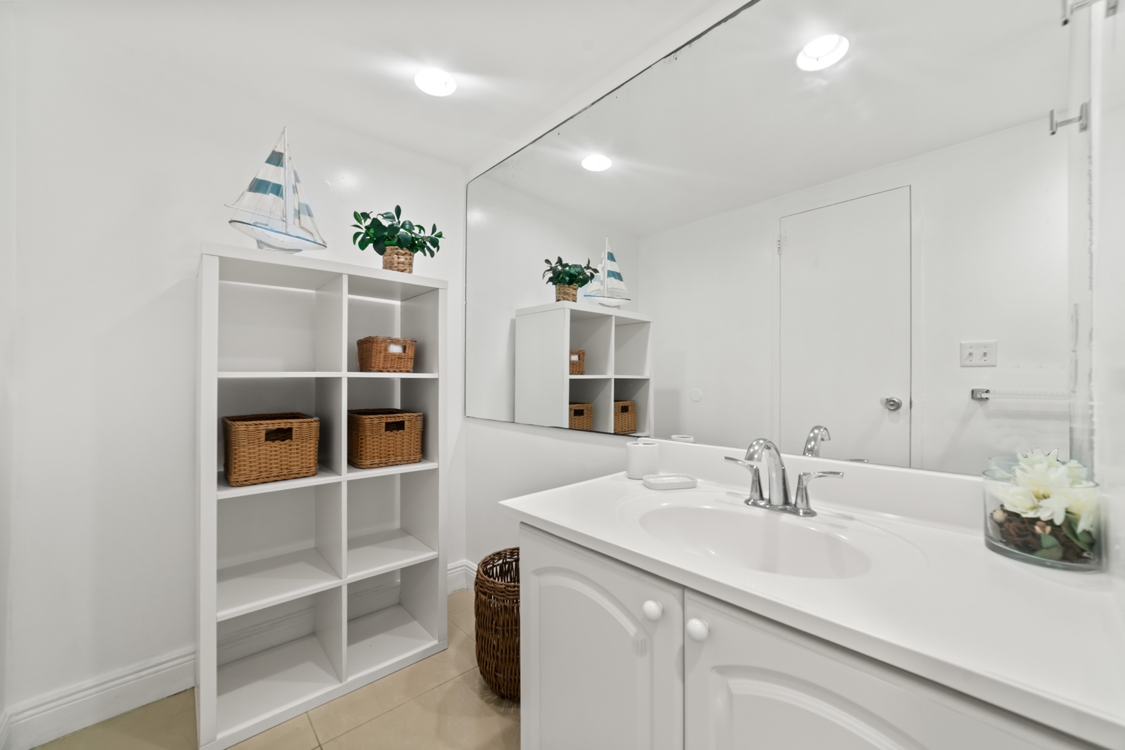 A single vanity & shower/tub combo await in this private ensuite?