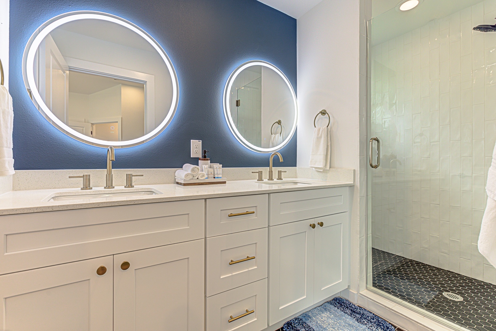 Ensuite bathroom with stand-up shower